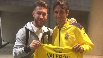 Juan Carlos Valer&oacute;n posa junto a Sergio Ramos.