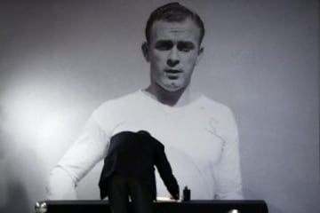 El Rey Felipe VI tras firmar en el libro de honor en la capilla ardiente del futbolista Alfredo Di Stéfano.