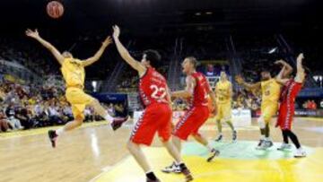 El base del Gran Canaria Herbalife Albert Oliver (i) y los jugadores del Laboral Kutxa Baskonia Thomas Heurtel (2i) y Colton Iverson.
