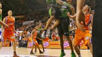 <b>REBOTE. </b>Hosley atrapa el balón ante McDonald y Savanovic.