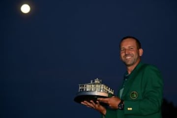 Sergio García with the green jacket and the winner's trophy.