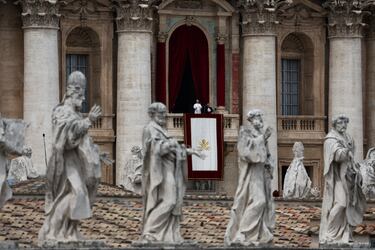 El papa León XIV aparece en el balcón central de la Basílica de San Pedro para su primera bendición dominical tras su elección, en la Plaza de San Pedro del Vaticano.