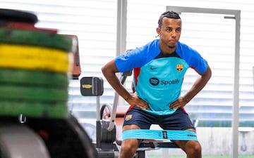 Jules Koundé durante un entrenamiento con el Barcelona.