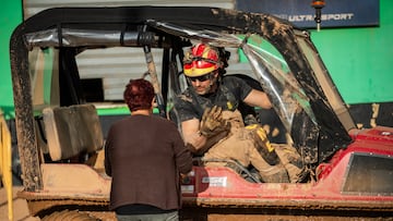 Varias personas colaboran en las labores de limpieza, a 31 de octubre de 2024, en Utiel, Valencia, Comunidad Valenciana (España). Esta mañana se han reanudado las labores de búsqueda de los desaparecidos en las zonas afectadas por la ana en la Comunidad Valenciana, que se ha cobrado la vida de más de 100 personas, por el momento. Además, los daños materiales son incontables con carreteras cortadas y zonas aisladas por el agua, el barro y los corrimientos de tierra. Muchos municipios están sin agua potable y unas 75.000 personas se encuentran sin suministro eléctrico en la provincia de Valencia a consecuencia del temporal. Esta DANA es la catástrofe atmosférica más trágica que se haya registrado en España en más de medio siglo.
31 OCTUBRE 2024;DANA;RIADA;UTIEL;COCHES;TRAGEDIA;BARRO;COMUNIDAD VALENCIANA;
Víctor Fernández / Europa Press
31/10/2024