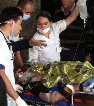 Personal de la Cl¨ªnica San Juan de Dios trasladan al periodista brasile?o Rafael Henze.