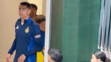 El tierno momento de Cristiano captado con niños en Arabia