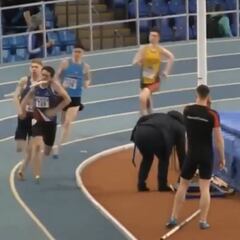 ¡Pierde la carrera por enredarse con el listón de una pértiga!