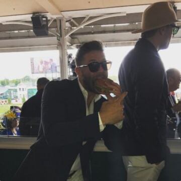Julian Edelman con la mayor broma que se puede permitir con Tom Brady: una foto de espaldas, señalándole y comiendo una hamburguesa.