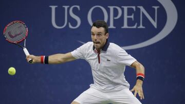 El tenista español Roberto Bautista Agut devuelve una bola al argentino Federico Delbonis durante un partido por el Abierto de Tenis de Estados Unidos.