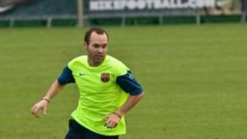 El centrocampista internacional del Barcelona Andrés Iniesta ha explicado que ha pasado un verano "muy duro" por la lesión que le mantiene inactivo desde la final de la Liga de Campeones, y que lo único en que piensa ahora es en volver a jugar