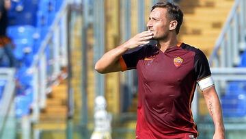 Totti es el maestro de la fidelidad. El italiano tuvo muchas ofertas de otros clubes, pero decidió retirarse en el equipo de sus amores. Un amor para siempre