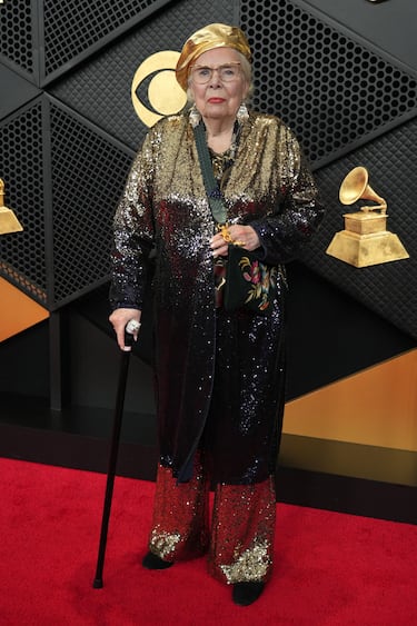 Joni Mitchell posa en la alfombra roja. 