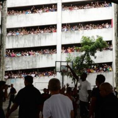 Locura por ver a LeBron James en una escuela de Manila