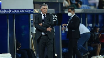 VITORIA-GASTEIZ, SPAIN - AUGUST 14: Carlo Ancelotti, Head Coach of Real Madrid looks on during the LaLiga Santader match between Deportivo Alaves and Real Madrid CF at Estadio de Mendizorroza on August 14, 2021 in Vitoria-Gasteiz, Spain. (Photo by Juan Ma