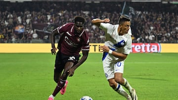 Salerno (Italy), 30/09/2023.- Salernitana'Äôs Boulaye Dia (L) and Inter's Alexis Sanchez in action during the Italian Serie A soccer match US Salernitana vs FC Inter at the Arechi stadium in Salerno, Italy, 30 September 2023. (Italia) EFE/EPA/MASSIMO PICA
