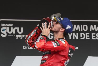 Alegría del piloto italiano Francesco Bagnaia tras  proclamarse vencedor del Gran Premio de España de Moto GP.