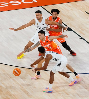 El Madrid aparca la Liga con un gran triunfo en Valencia