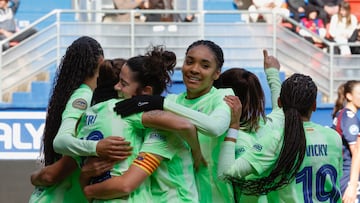 EIBAR, 02/03/2025.- La jugadora del F.C. Barcelona Patri Guijarro (2i) celebra tras marcar el cuarto gol para su equipo ante el Eibar, durante el partido celebrado en el estadio Municipal de Ipurua en Eibar, este domingo. EFE/Juan Herrero