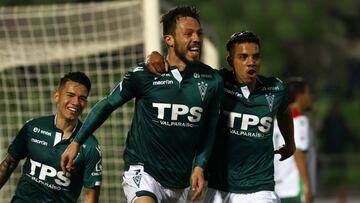 El jugador de Santiago Wanderers Jonathan Charquero ,  centro, celebra su gol contra Audax Italiano durante el partido de primera division disputado en el estadio Elias Figueroa de Valparaiso, Chile.
 12/08/2016
 Juan Villalobos/Photosport**********
 
 Football, Santiago Wanderers vs Audax Italiano.
 Third date, Aperture Championship 2016/17
 Santiago Wanderers player Jonathan Charquero , center, celebrates with teammates after scoring against Audax Italiano during the firsrt division football match at the Elias Figueroa stadium in Valparaiso, Chile.
 12/08/2016
 Juan Villalobos/Photosport