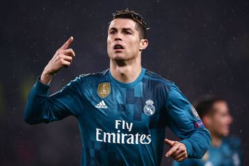 0-2. Cristiano Ronaldo celebró un gol de época.