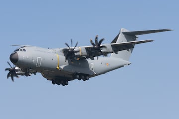 Es un avión de transporte militar de largo alcance y capacidad de reabastecimiento en vuelo, desarrollado por Airbus Defence and Space. España ha adquirido 27 unidades de este modelo, con 14 entregadas hasta la fecha. Estas aeronaves realizan misiones de transporte de carga pesada y apoyo logístico en operaciones internacionales