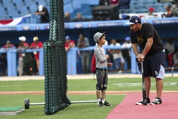 Tampa Bay Rays catcher Rene Rivera habla con un pequeño fanático en el estadio Latinoamericano de La Habana. 