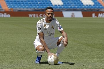 El Real Madrid reforz¨® su defensa en verano de 2019 con el central brasile?o que puede actuar en el lateral derecho. 50 millones pag¨® el conjunto madridista al Oporto