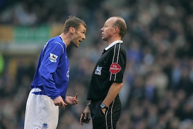 Era un jugador de gran estatura, midiendo 1,93 metros. Esto hacía que sus aficionados en el Everton lo apodaran 'Big Dunc'. Se destacaba por su fuerte carácter y era conocido por ser un delantero peleón y con una presencia intimidante para los rivales.