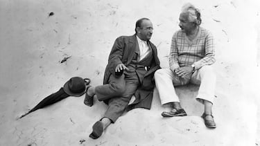 El profesor Albert Einstein (a la derecha) y su amigo, el profesor Walther Mayer de Viena, entablan una amena conversación en la playa de Coq-sur-Mer, Bélgica, donde el célebre científico se refugió de las amenazas nazis.