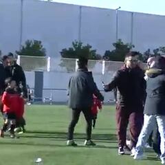 Trifulca vergonzosa entre padres en un partido de niños de 4 años