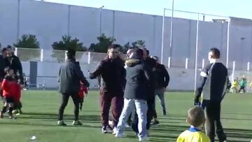 ¡Vergonzosa pelea entre padres en un partido de niños!