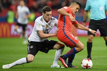 Germany's midfielder Sebastian Rudy (L) vies with Chile's forward Alexis Sanchez during the 2017 Confederations Cup group B football match between Germany and Chile at the Kazan Arena Stadium in Kazan on June 22, 2017. / AFP PHOTO / FRANCK FIFE