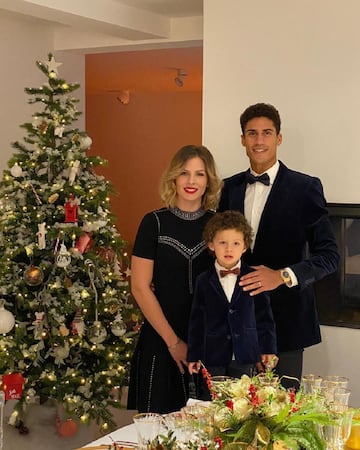 El francés también ha regresado a casa, en Francia, durante estas fechas navideñas, y ha compartido un bonito retrato familiar de la noche del 25 junto a un árbol y una mesa suntuosamente decorados, y bien acompañado por su esposa, Camille Tytgat, y su hijo pequeño.