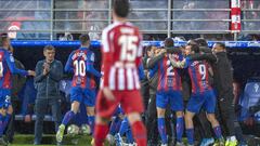 Los jugadores del Eibar celebran un gol al Atl&eacute;tico.