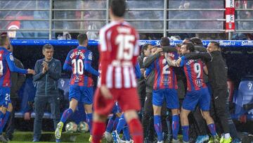 Los jugadores del Eibar celebran un gol al Atlético.