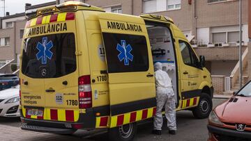 TREMP 03-12-2020 ** RESIDENCIA DE TREMP DONDE HA HABIDO UN PORCENTAJE ELEVADO DE POSITIVOS POR CORONAVIRUS, COVID, COVID19. EN LA FOTO UNA AMBULANCIA TRASLADANDO UN RESIDENTE AL HOSPITAL ** FOTO JAVIER MARTIN