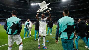 Alaba celebra la remontada al PSG con la ya famosa silla.