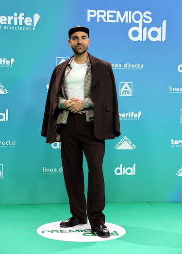 Nil Moliner, durante su posado en la alfombra verde de los Premios Dial Tenerife 2026.