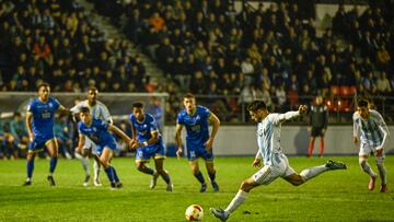 ORENSE (GALICIA), 28/10/2025.- Josip Brekalo del Real Oviedo durante el partido de primera ronda de Copa del Rey que el Ourense CF y el Real Oviedo disputan en Orense. EFE/ Brais Lorenzo