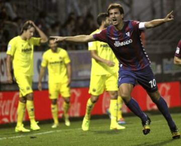 El delantero del Eibar Mikel Arruabarrena celebra el gol que acaba de marcar, el primero del equipo ante el Villareal, durante el partido de la quinta jornada de la Liga de Primera División que se diputa hoy en el estadio de Ipurua de la localidad guipuzcoana de Eibar.