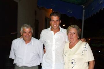 El conocido futbolista holand¨¦s, ex del Real Madrid y del Betis, tiene origen espa?ol ya que su madre es de Chiclana (C¨¢diz).
Actualmente es jugador del Midtjylland.
En la imagen en Chiclana con sus abuelos maternos.