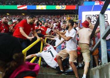 Grupos de hooligans de la selección turca y la georgiana se enfrentaron una esquina del Signal Iduna Park en los prolegómenos del partido que les enfrentaba. Los efectivos desplegados para el partido eran más de 3.000 ante la posibilidad de que hubiera altercados entre dos aficiones muy calientes.