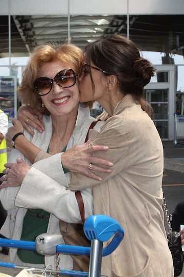 Las actrices Marisa Paredes (izq.) y Elena Anaya (der.) llegan al aeropuerto de Niza para asistir al 64.º Festival de Cine de Cannes. 