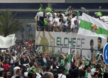 El equipo festeja el ascenso por las calles de Elche.