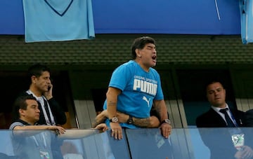Maradona la grada del estadio San Petersburgo.