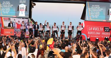Los corredores del UAE Team Emirates saludan al público congregado en la Plaza del Mar en Barcelona.