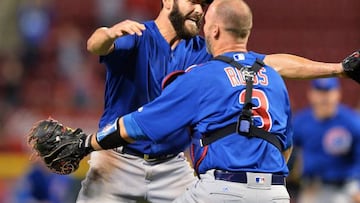 Jake Arrieta celebra junto a su catcher David Ross la consecución de su segundo no-hitter en su carrera.