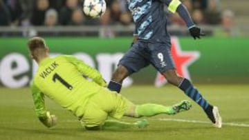 Jackson Mart&iacute;nez, delantero del Porto, en el partido frente al Basilea. 