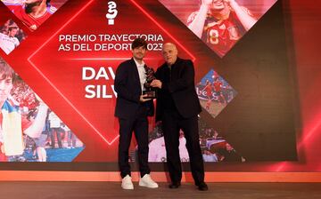 El exfutbolista, David Silva, el galardón de manos de Javier Tebas, presidente de LaLiga.