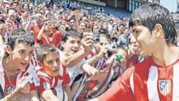 <b>LOCOS POR EL KUN. </b>La presentación de Agüero ya llenó de aficionados una grada del Vicente Calder cuando el argentino empiece a jugar, el estadio estará a reventar.